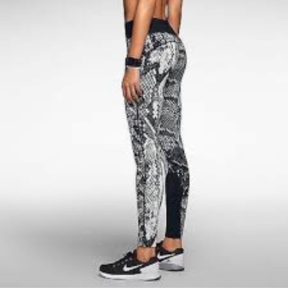 Nike Black and White Patterned Leggings - Picture 1 of 10